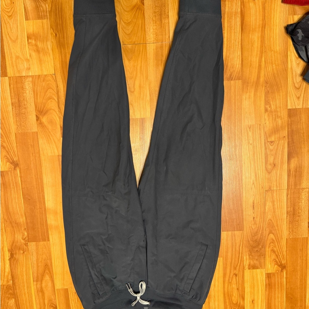 Men's small Vuori kore charcoal Joggers